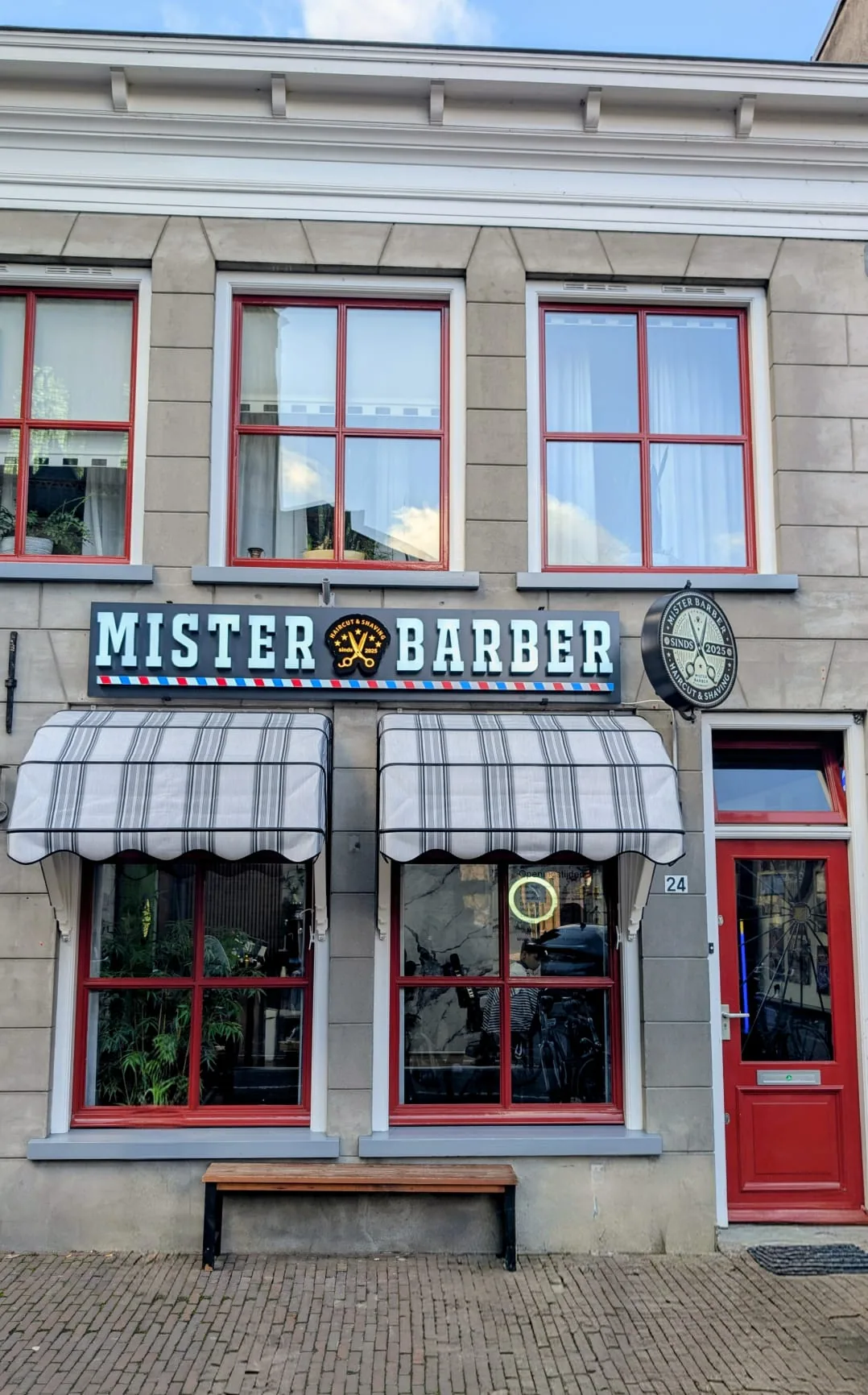 De gevel van Mister Barber aan de Koornmarkt in Kampen