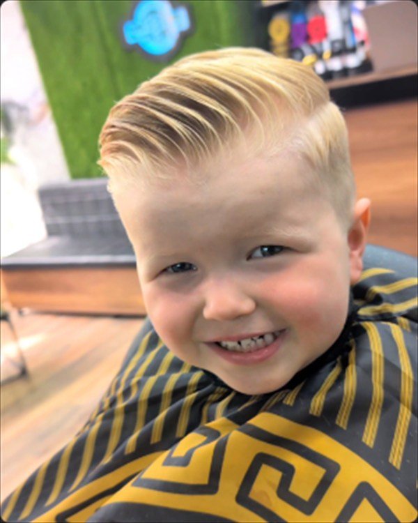 Een jonge klant na zijn knipbeurt bij Mister Barber