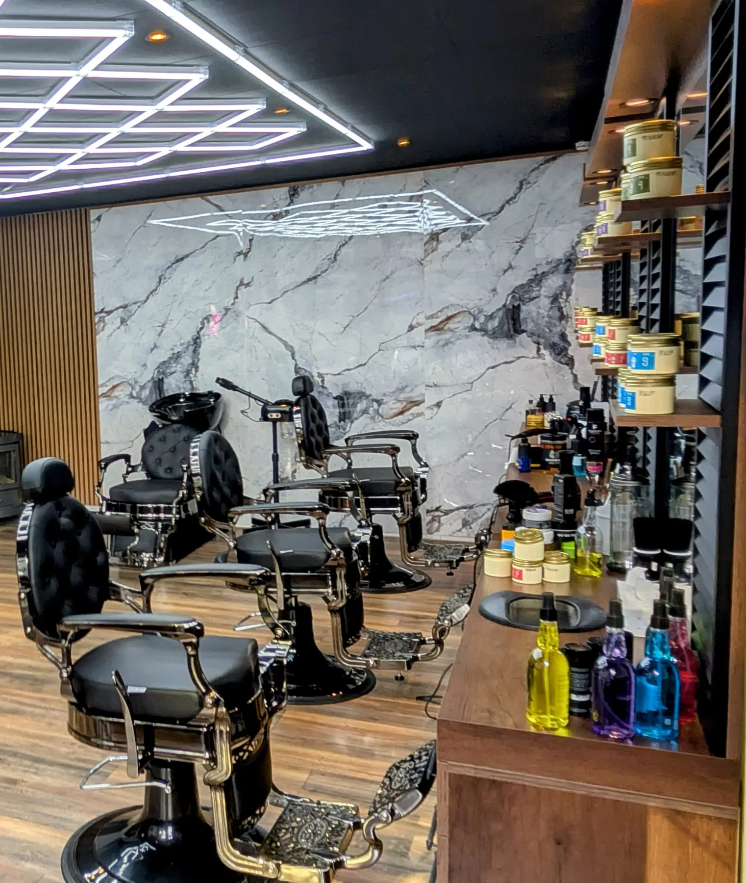 Het interieur en de barberstoelen van Mister Barber in Kampen
