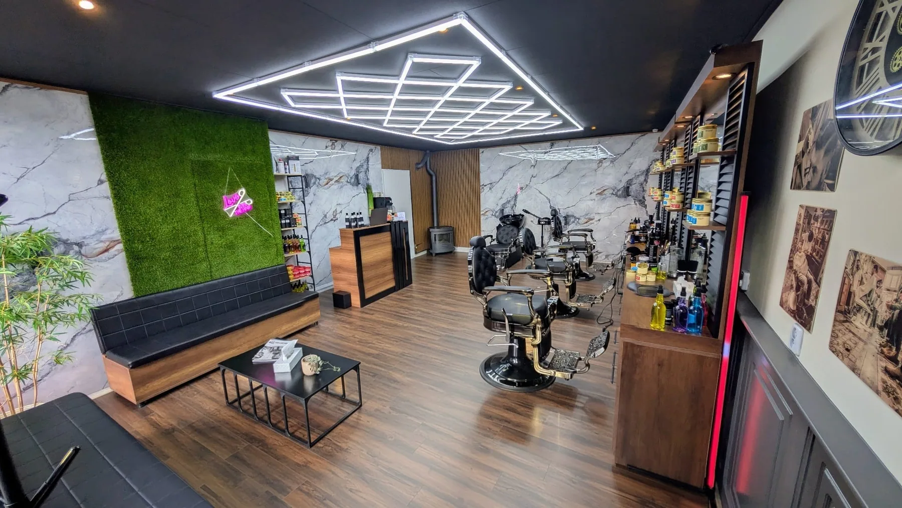 Het interieur van Mister Barber Kampen met de barberstoelen en wachtruimte