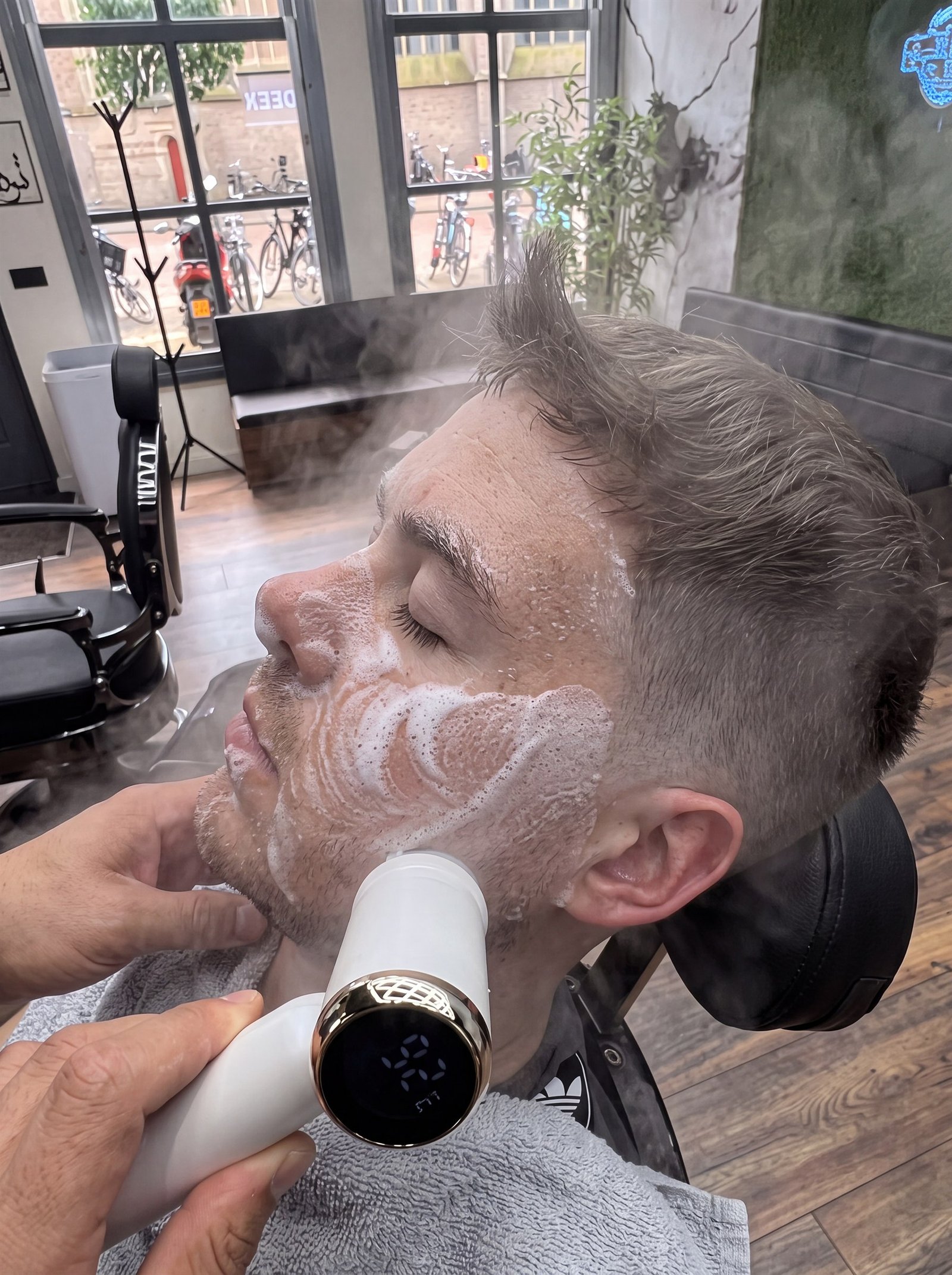 Een klant krijgt een gezichtsreiniging bij Mister Barber in Kampen